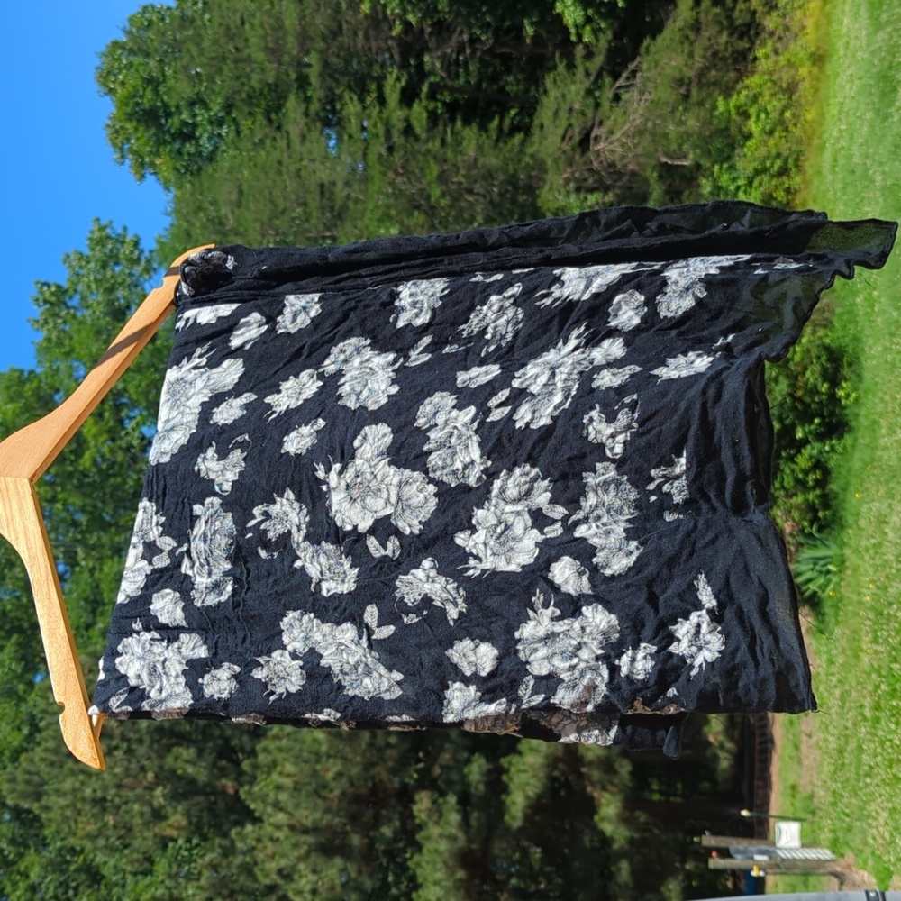 Scarf with white roses